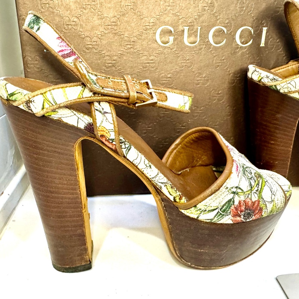 Gucci Daniellele Flora platform shoes
Size 6 1/2